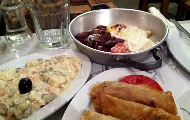 Karamanlidika-tsipouraki-apo-th-Naousa-kai-2-fetes-pastrami_5