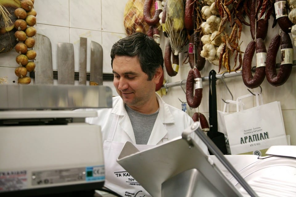 Ο Φάνης Θεοδωρόπουλος, στο παστιρματζίδικο της οδού Ευριπίδου αρ. 41. Φωτογραφία: Ασπ. Κουλύρα