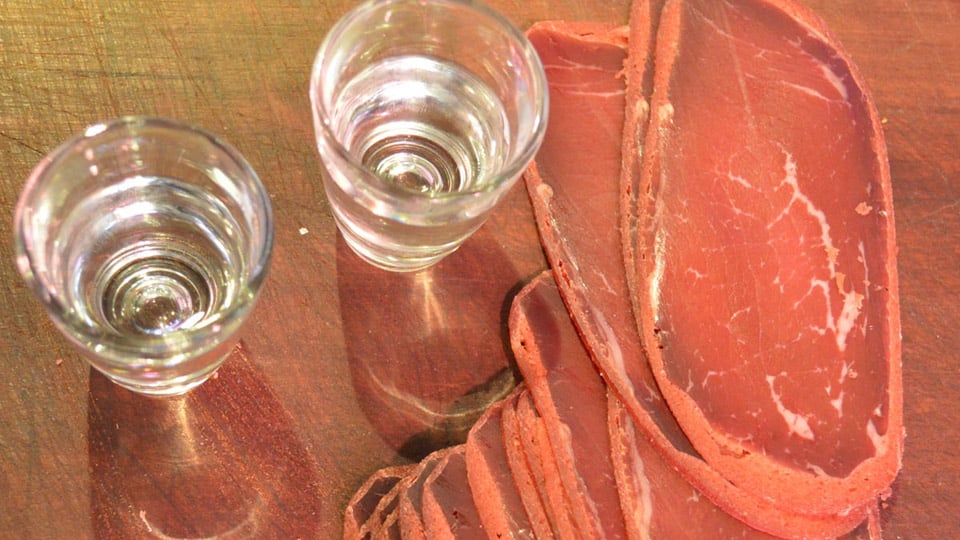 Tsipouro Pastirmas sta Karamanlidika